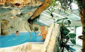 Rakouský hotel Bauer s bazénem
